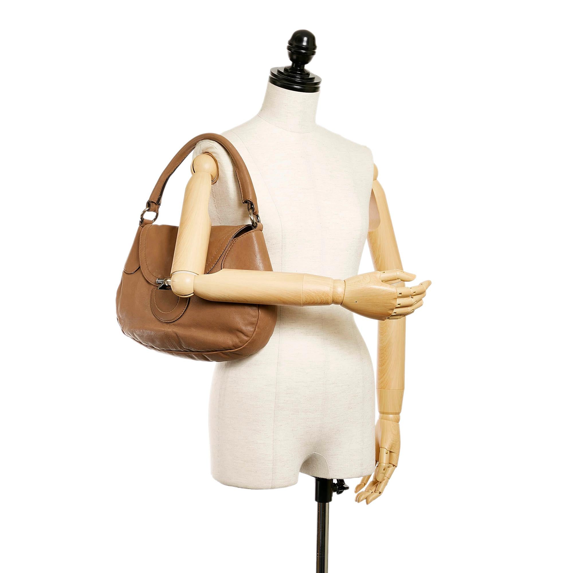 Salvatore Ferragamo Gancini Leather Shoulder Bag (SHG-36042)