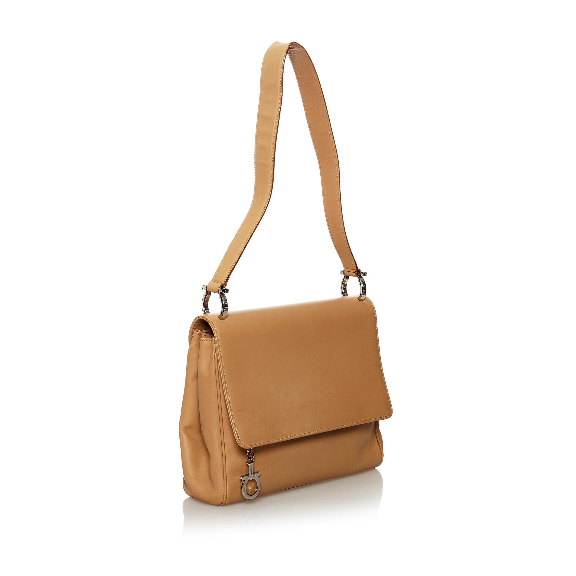 Salvatore Ferragamo Leather Shoulder Bag (SHG-31491)