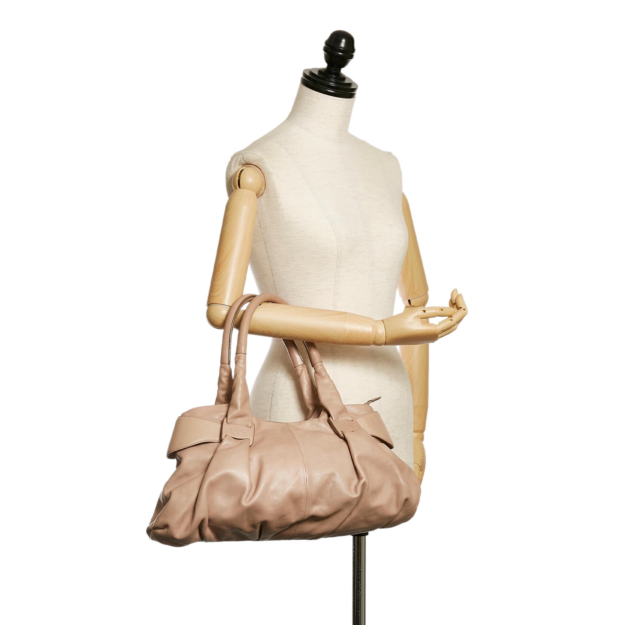 Salvatore Ferragamo Vara Leather Tote Bag (SHG-32248)